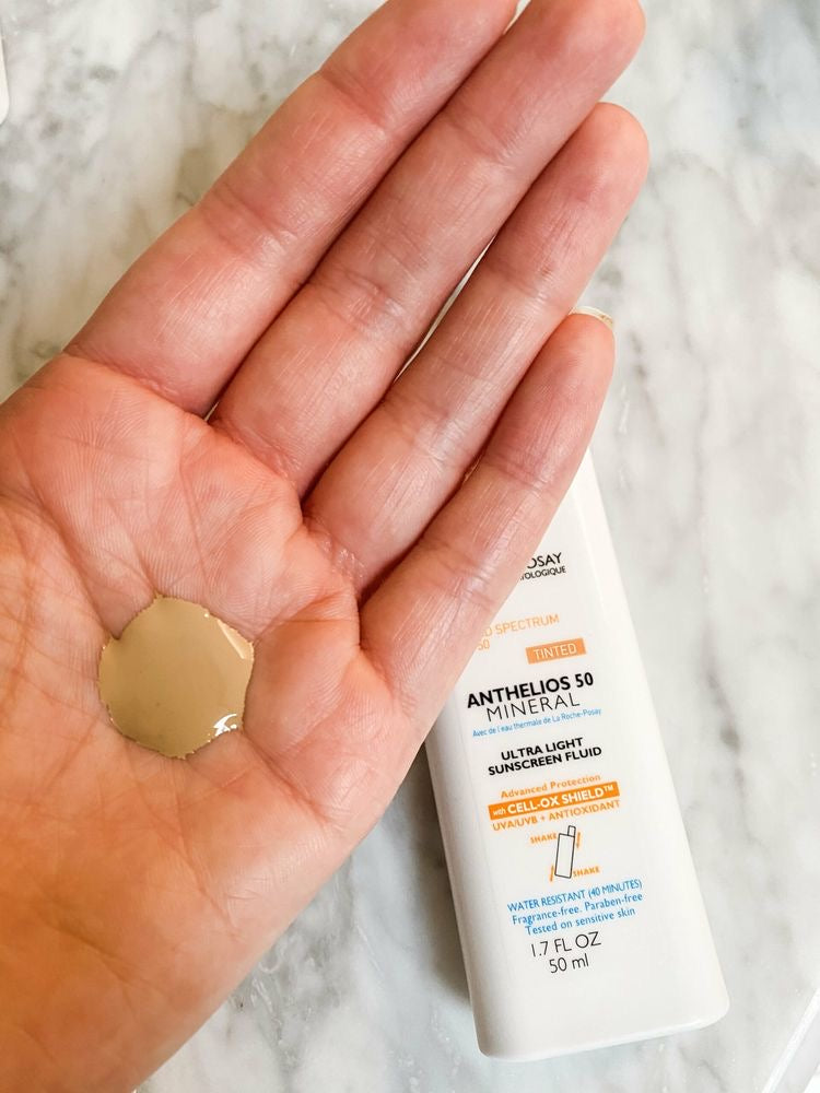 La Roche-Posay Anthelios 50 Mineral Protector solar para el rostro, líquido ultra ligero SPF 50 con Antioxidantes tintada